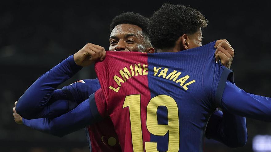 Lamine Yamal y Alejandro Balde después del gol del extremo del Barça en el Bernabéu.