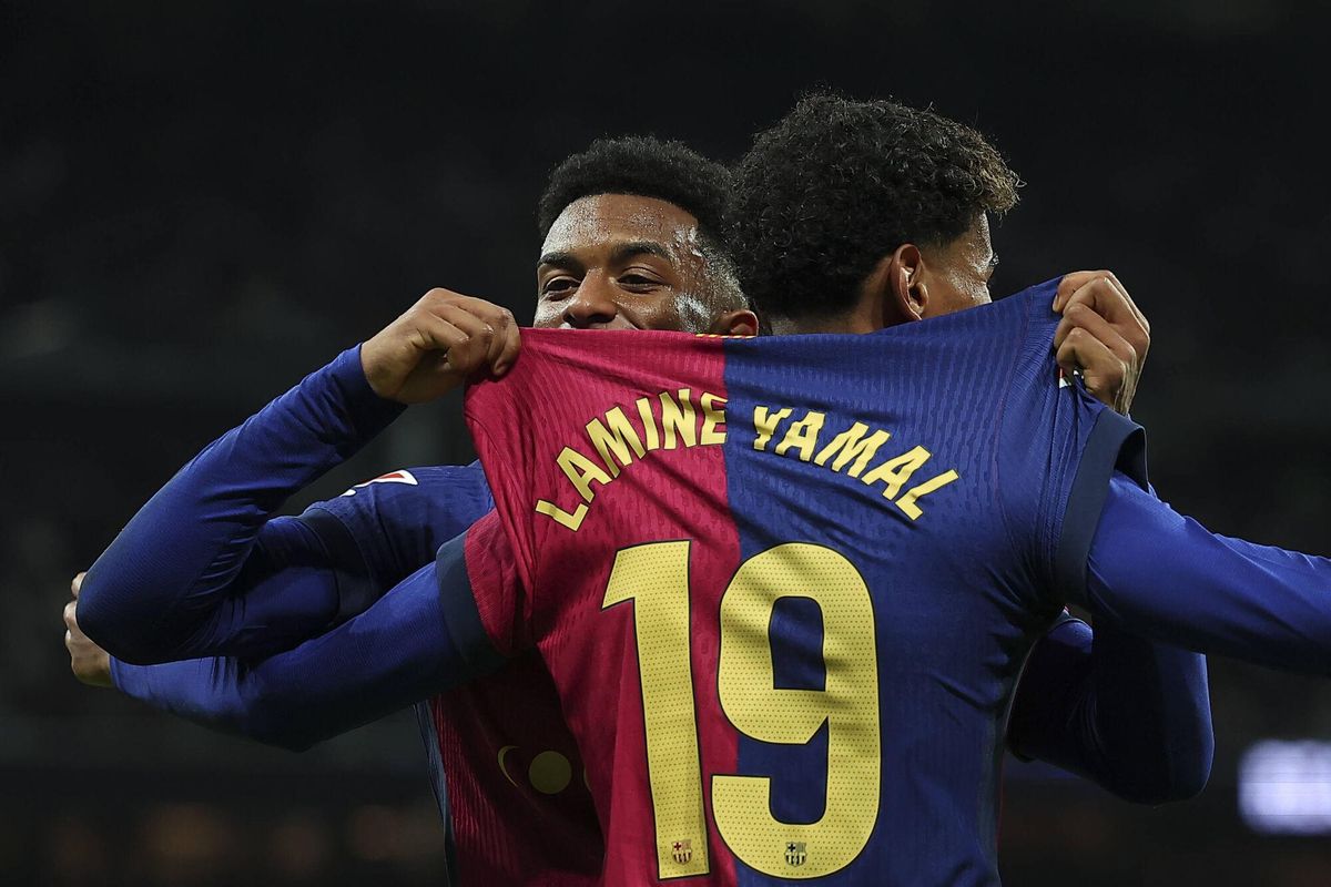 Alejandro Balde enseña la camiseta de Lamine Yamal en el Bernabéu.