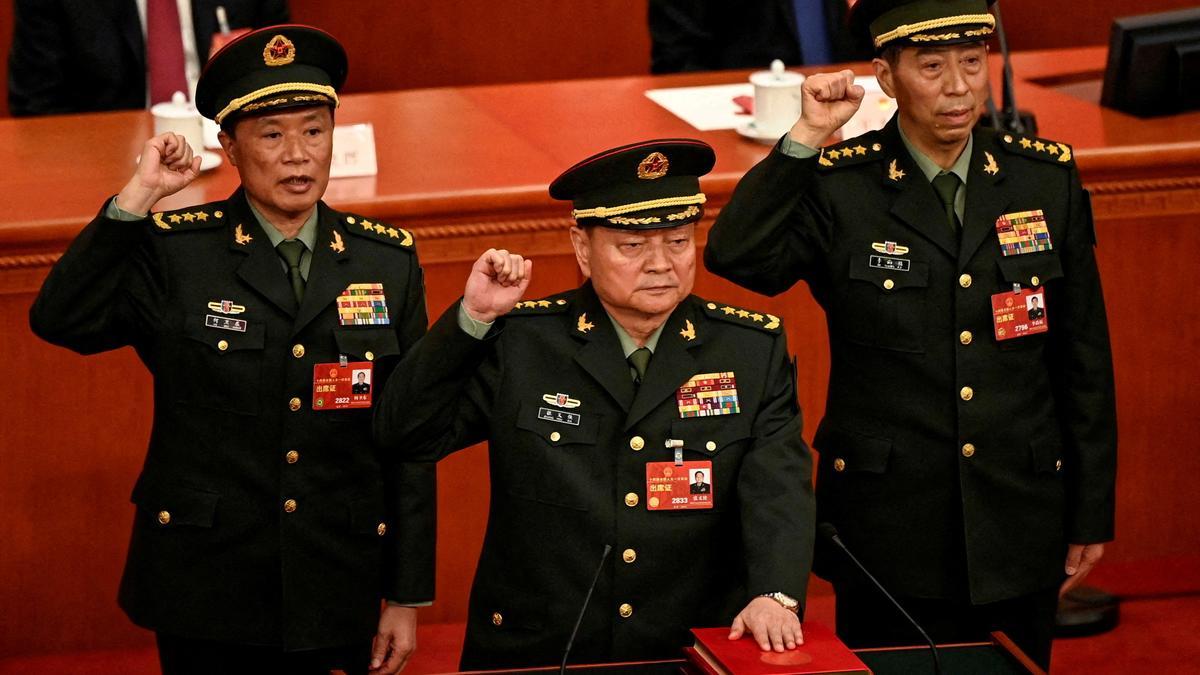 Zhang Youxia (C), recién elegido Vicepresidente de la Comisión Militar Central de la República Popular China, presta juramento con los miembros de la Comisión Militar Central He Weidong y Li Shangfu tras ser elegidos durante la cuarta sesión plenaria de la Asamblea Popular Nacional (APN) en el Gran Salón del Pueblo en Pekín.