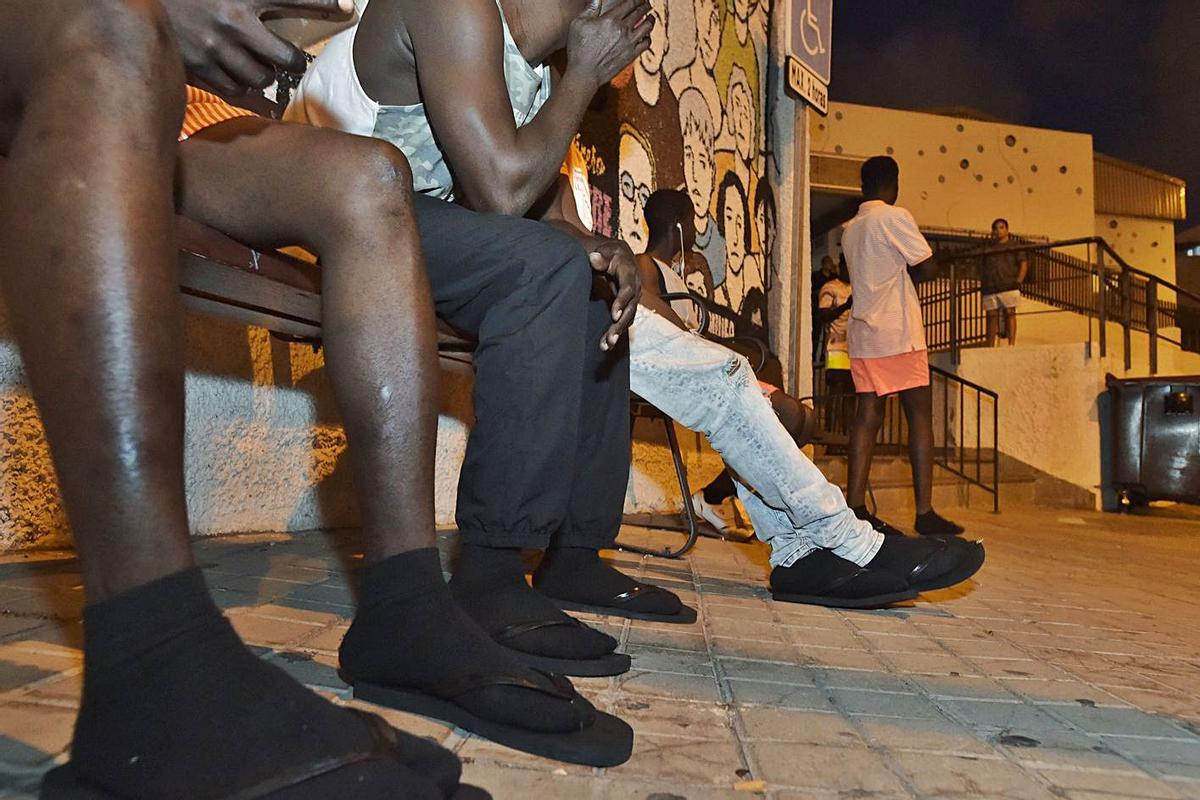 Imagen de archivo de un grupo de migrantes en el club de natación 29 de Abril, en Schamann, el pasado mes de noviembre