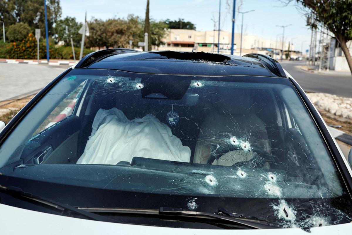 Una sábana cubre el asiento del conductor de un coche dañado en Sderot, en Israel, tras el ataque masivo de pistoleros de Hamas procedentes de la Franja de Gaza.