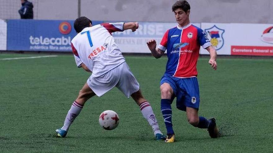 Cabranes pugna con un rival en el duelo ante el Roces.