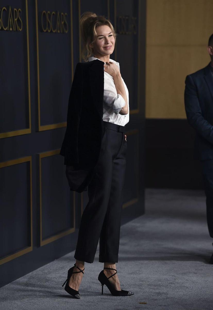 Renée Zellweger con un traje negro de estilo clásico de Tom Ford y camisa blanca en el almuerzo previo a la gala de los Oscar