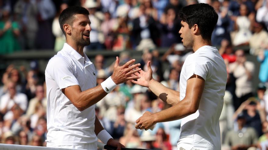 Carlos Alcaraz y Novak Djokovic disputan la final olímpica de tenis.