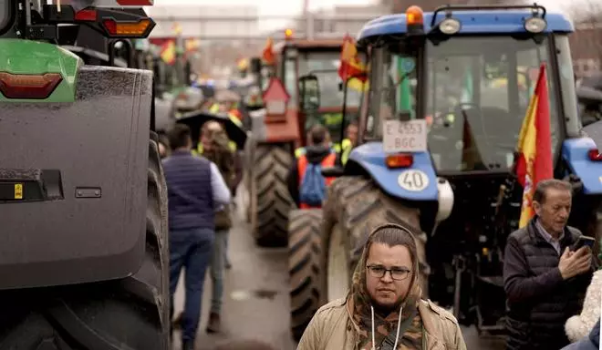 Agricultores protestan frente a la sede del Ministerio, en imágenes