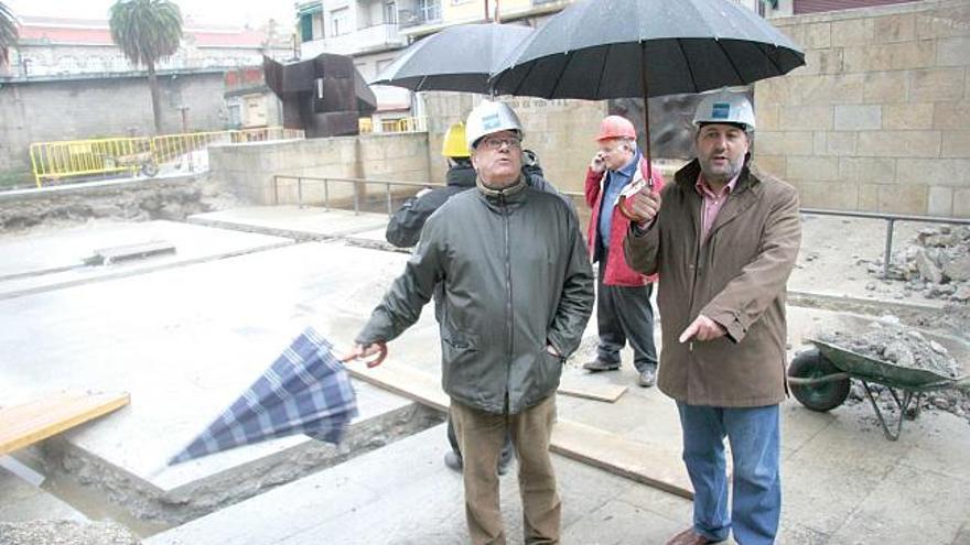 César Portela, con el teniente alcalde señalan la zona donde irá la piscina termal