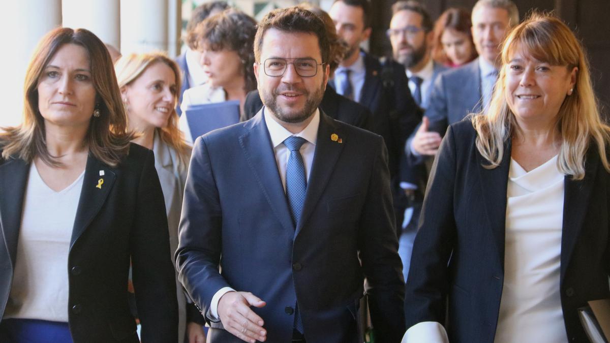 El president del Govern, Pere Aragonès, la consellera de la Presidència, Laura Vilagrà, i la consellera de Cultura, Natàlia Garriga, aquest dimarts al Consell Executiu extraordinari sobre el català celebrat a l&#039;Institut d&#039;Estudis Catalans