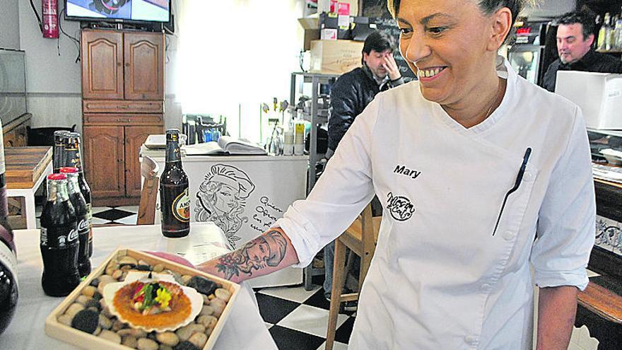 Mary Fernández, presentando el pincho de este año en su restaurante.