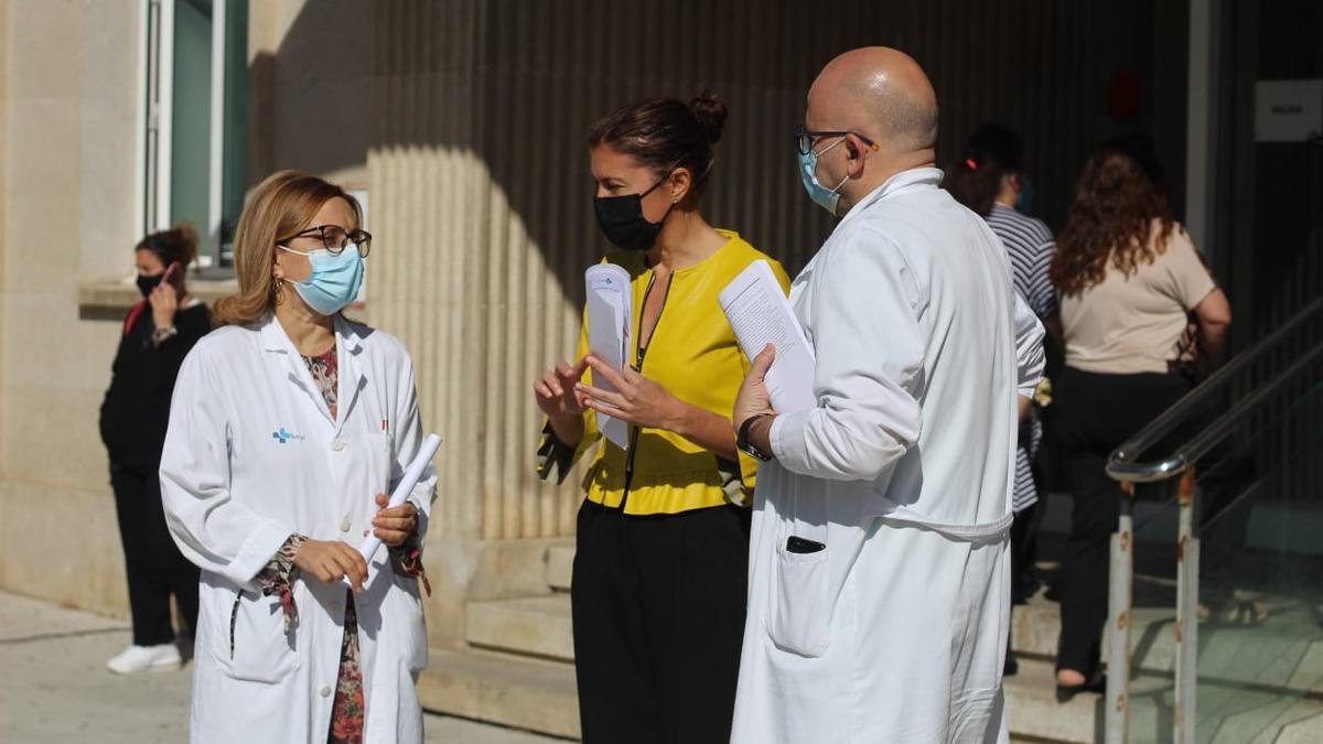 De izquierda a derecha: Montserrat Chimeno, gerente de asistencia sanitaria de Zamora; Clara San Damián, delegada de la Junta; y Manuel Fraile, director de enfermería.