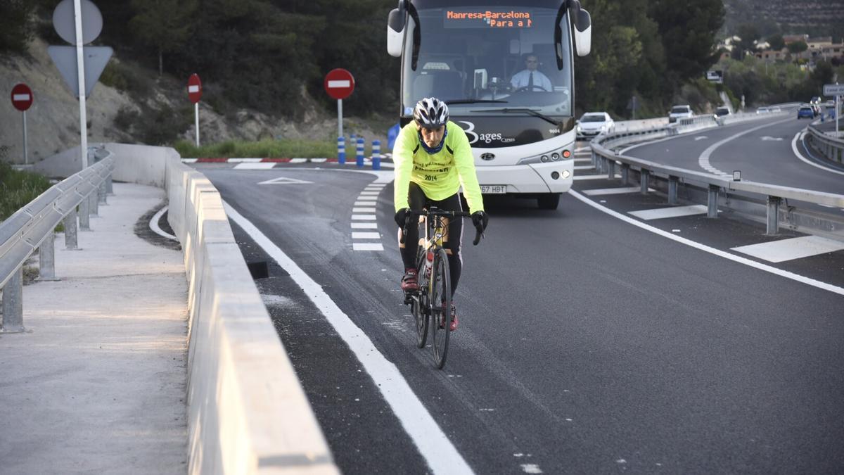 Un ciclista pedala en una carretera transitada