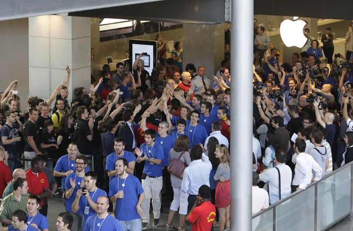 Clients i personal del nou Apple Store a Barcelona, aquest matí. Clients i personal del nou Apple Store a Barcelona, aquest matí.