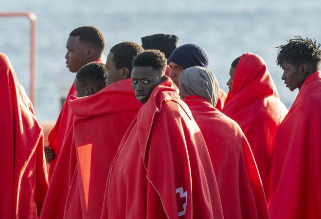 Salvamento Marítimo traslada a 57 migrantes al Puerto de Arrecife (18/12/2024)