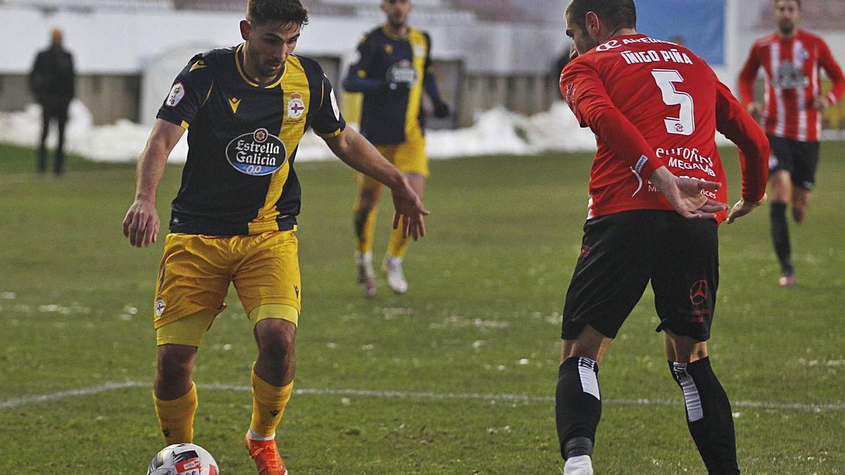 Rui Costa encara a un jugador del Zamora en el partido de ayer. |  // LOF