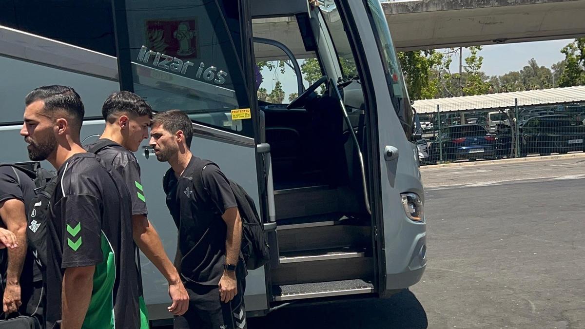 Facundo Bernal, en la expedición del Betis partiendo a Alemania en pretemporada