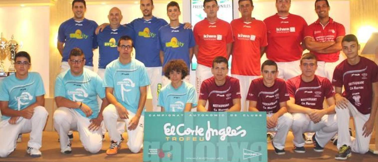 Jugadores de Quart (los de rojo de pie) y Marquesat, junto con los finalistas juveniles. Levante-EMV