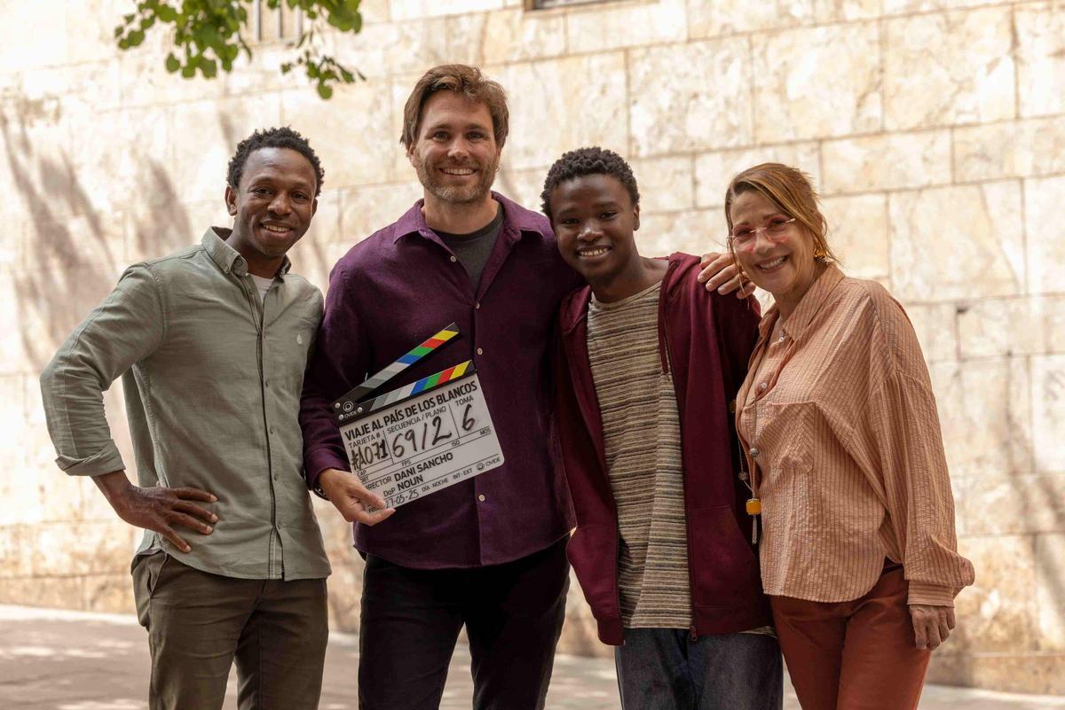 Ousman Umar se interpreta a sí mismo en la adaptación al cine del besteller ‘Viaje al país de los blancos’ con Emma Vilarasau y Dani Sancho, en pleno rodaje.