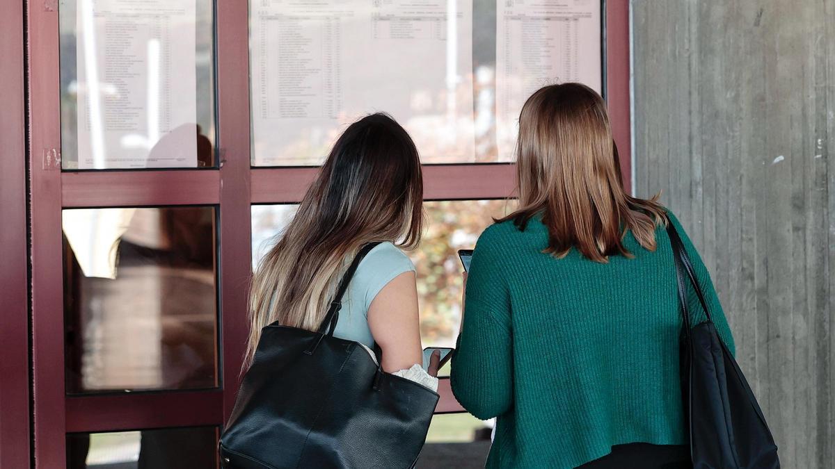 Dos futuras médicos miran la relación de mesas del MIR celebrado en la Universidad de La Laguna en enero.