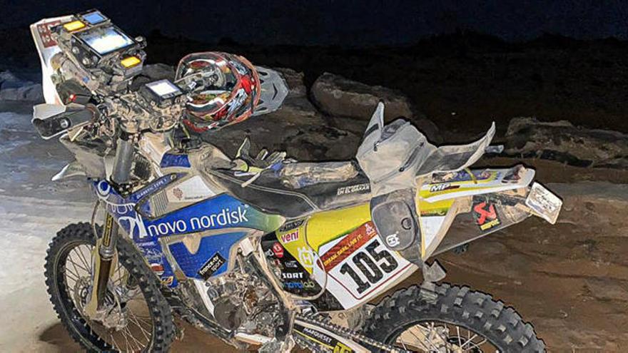 La moto de Daniel Albero, parada en el desierto en mitad de la noche.