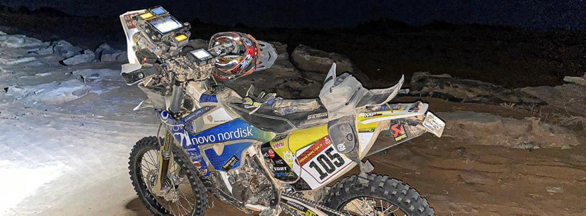 La moto de Daniel Albero, parada en el desierto en mitad de la noche.