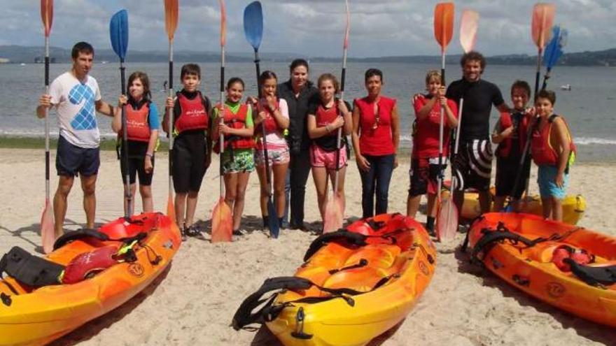 Nociones de piragüismo para niños en la playa de Gandarío