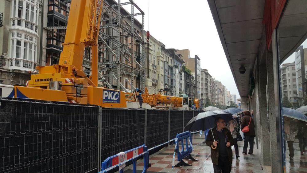 La calle Uría reabre el tránsito a los peatones frente a la casa incendiada