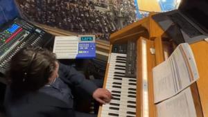 El organista de los Knicks en pleno partido