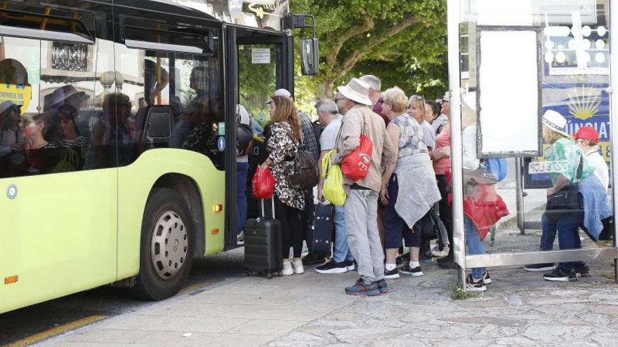 Pasajeros subiendo a uno de los once autobuses nuevos que alquiló el anterior equipo de gobierno municipal