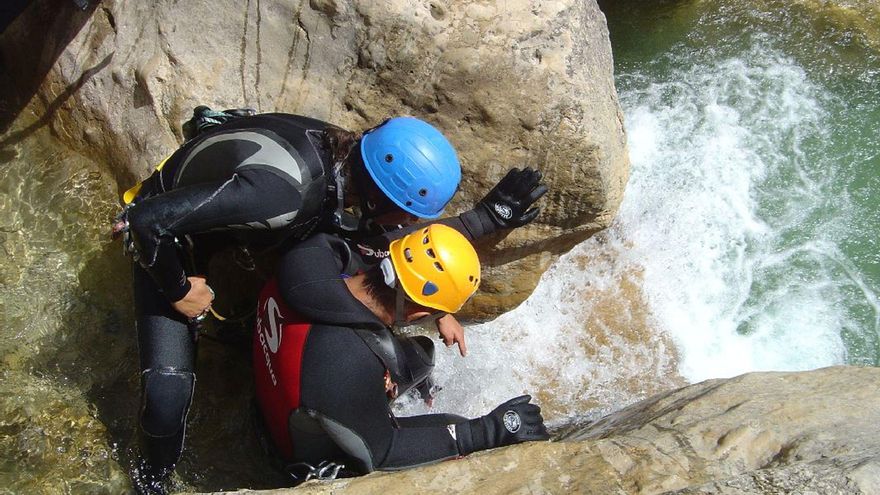 Barranquismo: diversión acuática en montaña, no en un parque acuático