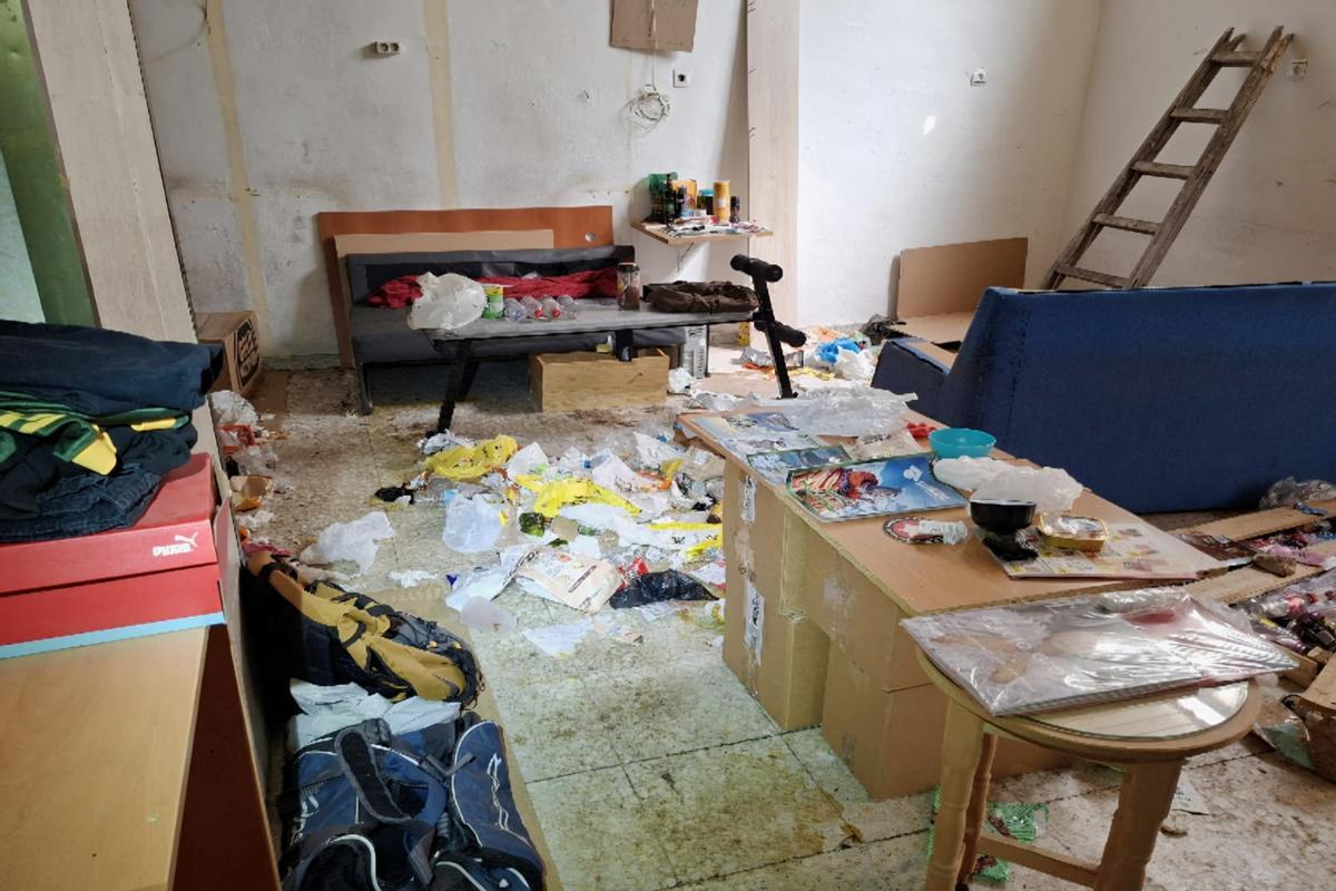 Las condiciones del local eran insalubres, sin acceso a agua y rodeado de basuras y excrementos.