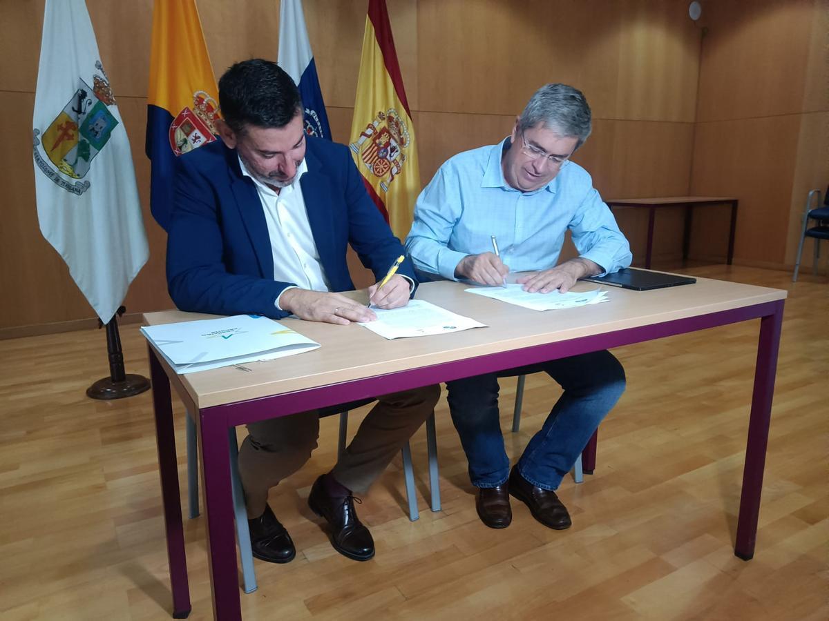 Alejandro Marichal (CC) y Marco aurelio Pérez (PP-AV) durante la firma del pacto de gobierno el pasado jueves en el centro de mayores de San Fernando.