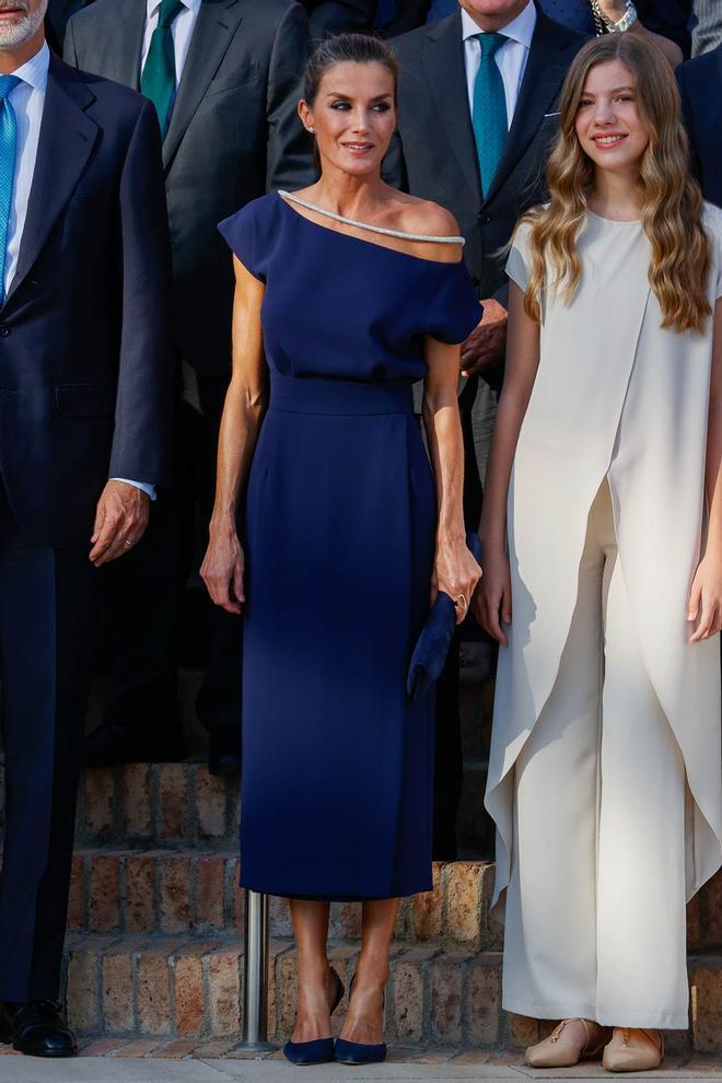 La reina Letizia con vestido azul marino con escote joya