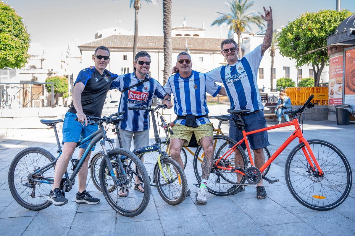 Aficionados de la Real Sociedad posando en Mérida, listos para animar a su equipo en la final de la Copa del Rey.
