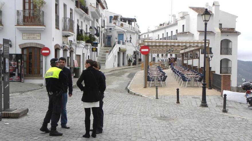 Vecinos de Frigiliana, considerado uno de los pueblos más bonitos de España.