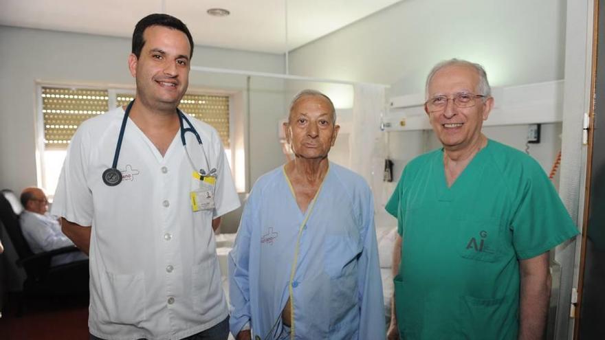 Los doctores Francisco Pastor y Mariano Valdés junto al paciente, Antonio Ruiz, en la habitación.