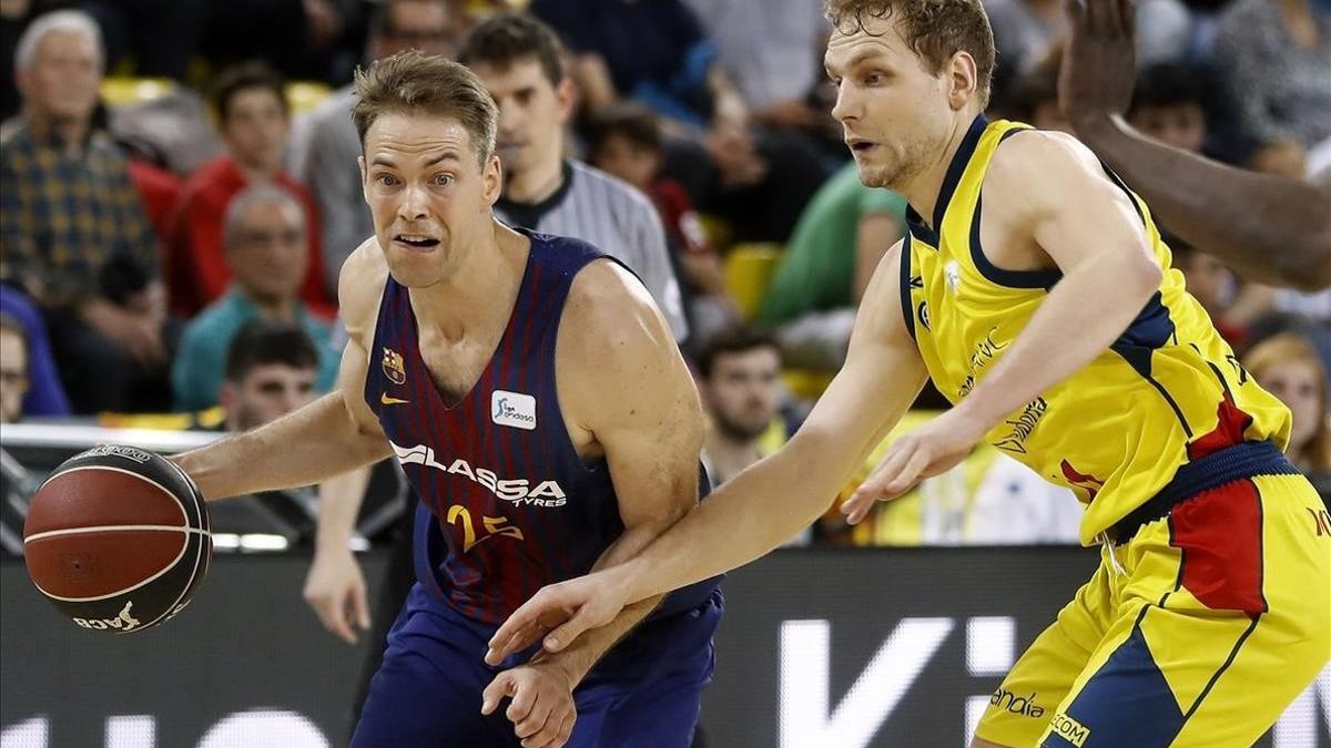 Petteri Koponen protege el balón ante el esloveno Blazic