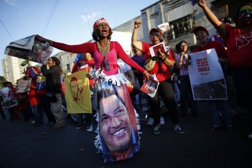 Seguidores del presidente de Venezuela Hugo Chavez celebran su retorno a Caracas