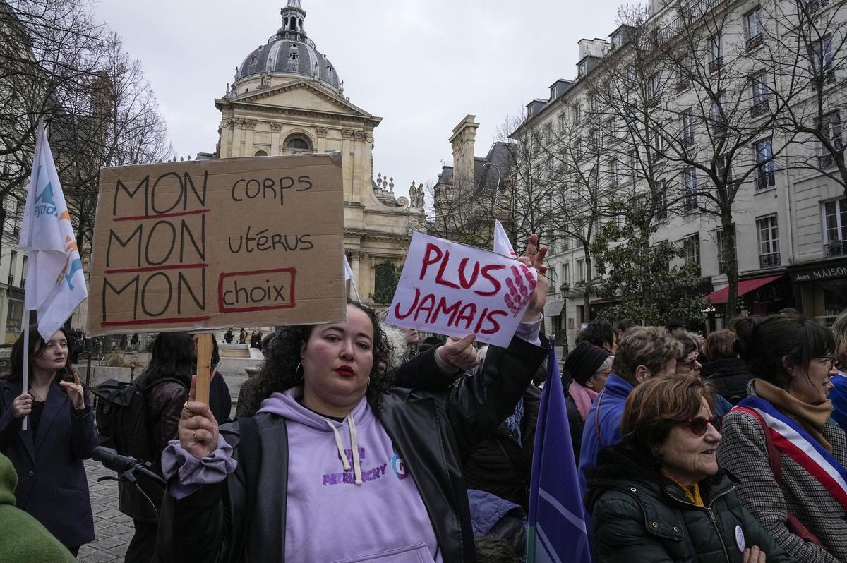 El Senat francès aprova incloure l’avortament a la Constitució