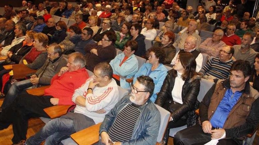 Vecinos asistentes a una asamblea sobre los recibos del agua. // G.N.