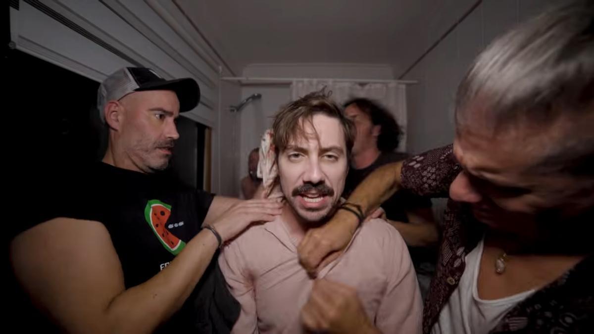 Un momento del videoclip, con el actor Adrián Ríos.