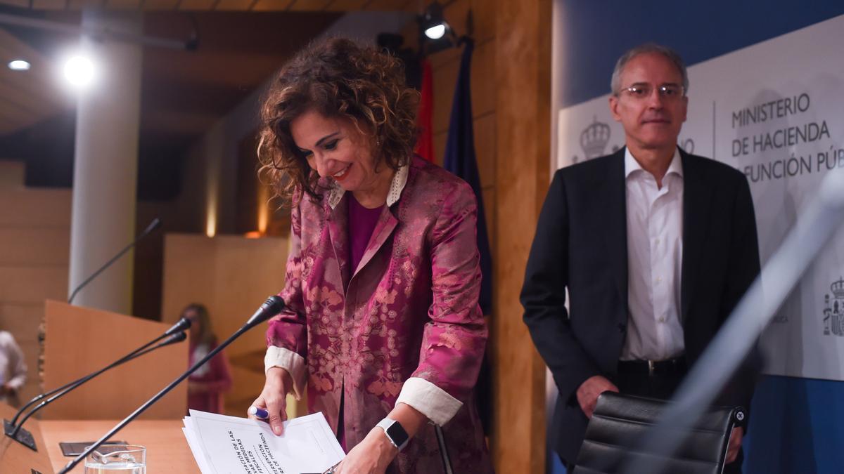 La ministra de Hacienda, María Jesús Montero, junto a su secretario de Estado, Jesús Gascó, en la presentación de las medidas.