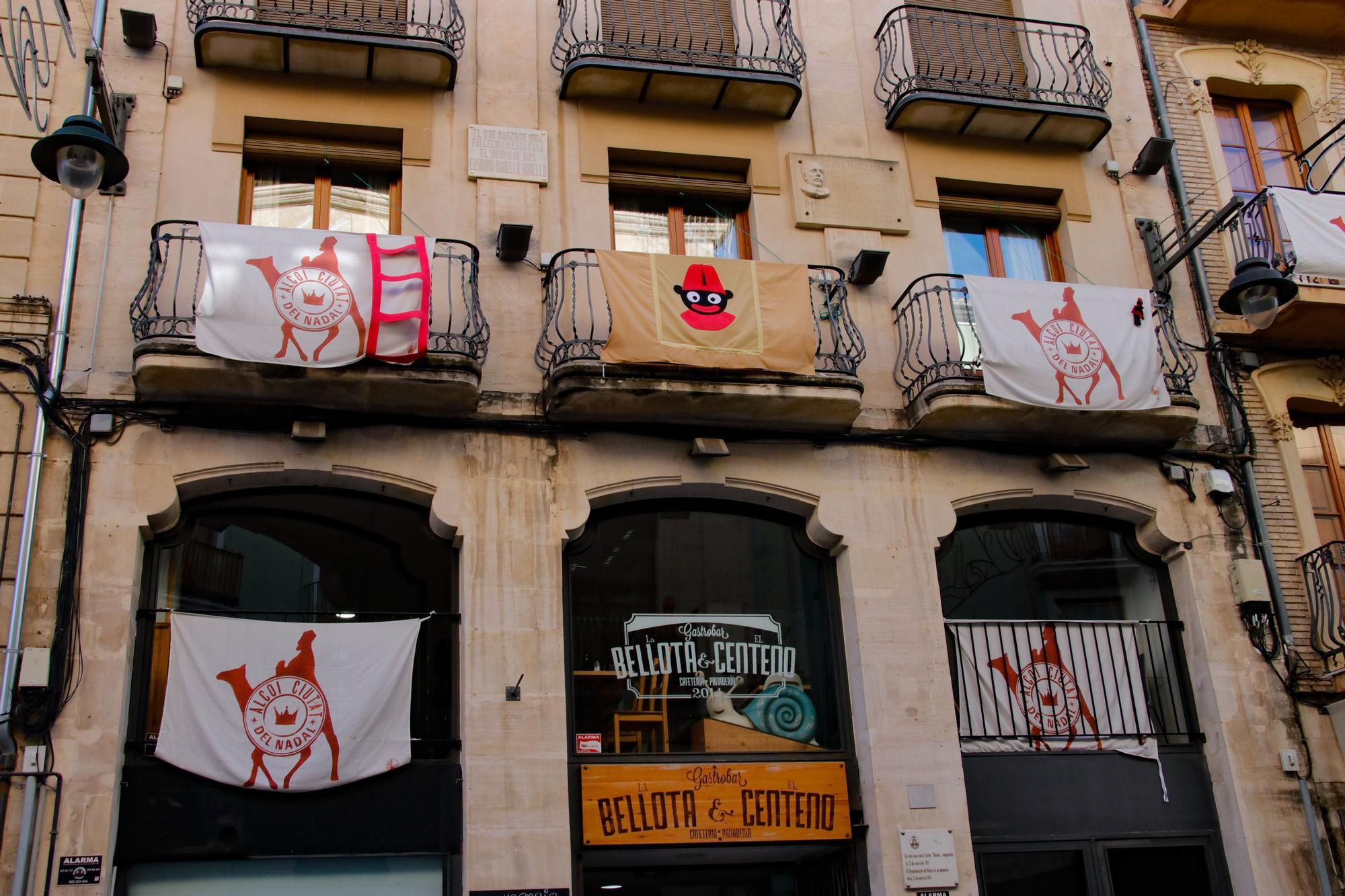 La Navidad se cuela por los balcones de Alcoy