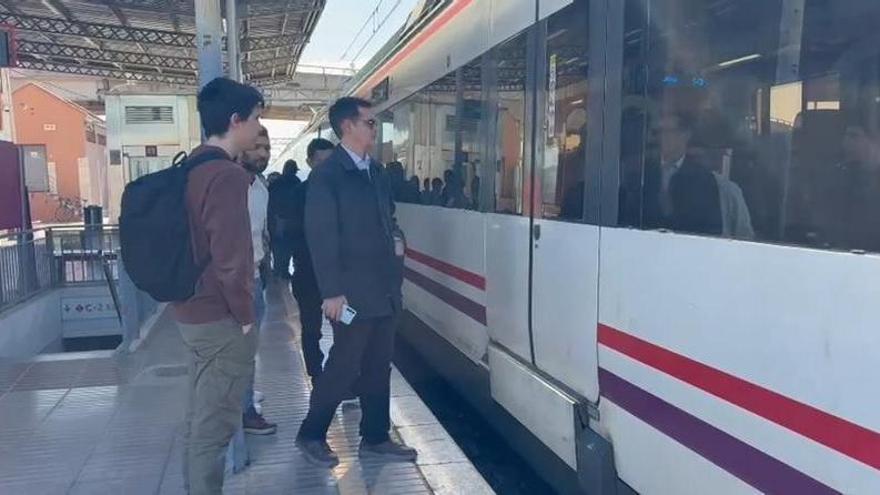 Los viajeros suben al tren en Alzira con destino a Albal sin saber cómo llegarán a València