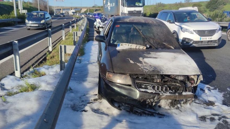 El incendio de turismo en la A-4 por Córdoba obliga a desviar el tráfico hacia Mercacórdoba