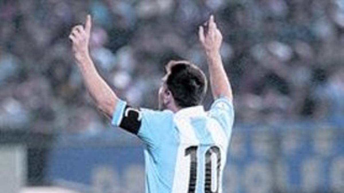 TRES PROTAGONISTAS MUY ARGENTINOS. Ahí está el Diego Simeone campeón con River Plate, muy serio. Todo lo contrario que el mejor y más feliz de los Tata Martino conocidos, cuando triunfó con Newell's. Y, completando el reto argentino de hoy del Calder