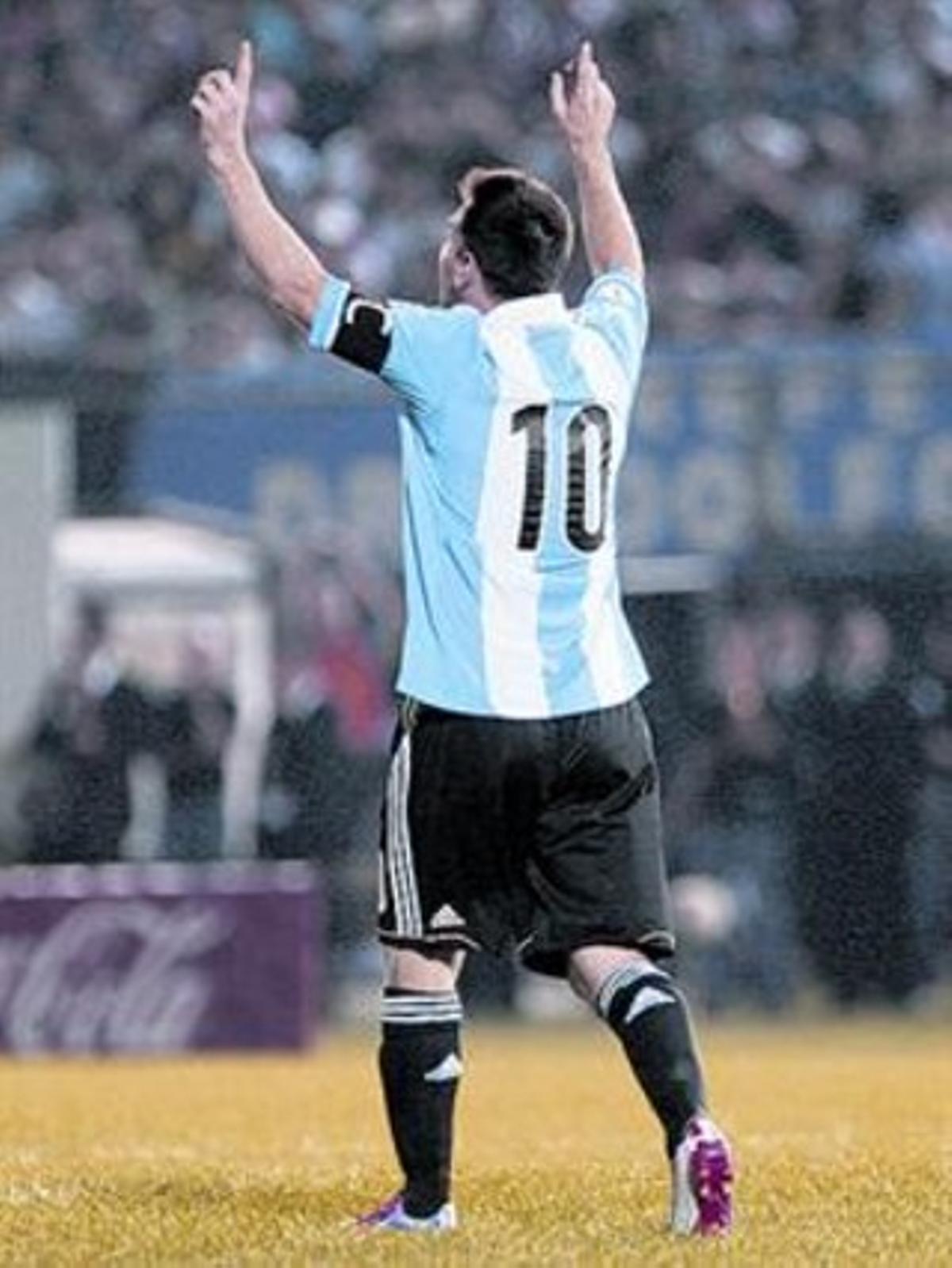 TRES PROTAGONISTES MOLT ARGENTINS. Aquí tenim el Diego Simeone, campió amb el River Plate, molt seriós. Tot al contrari que el millor i més feliç dels Tata Martino coneguts, quan va triomfar amb el Newell’s. I, completant el repte argentí d’avui del Calderón, Messi, el 10 de l’albiceleste.