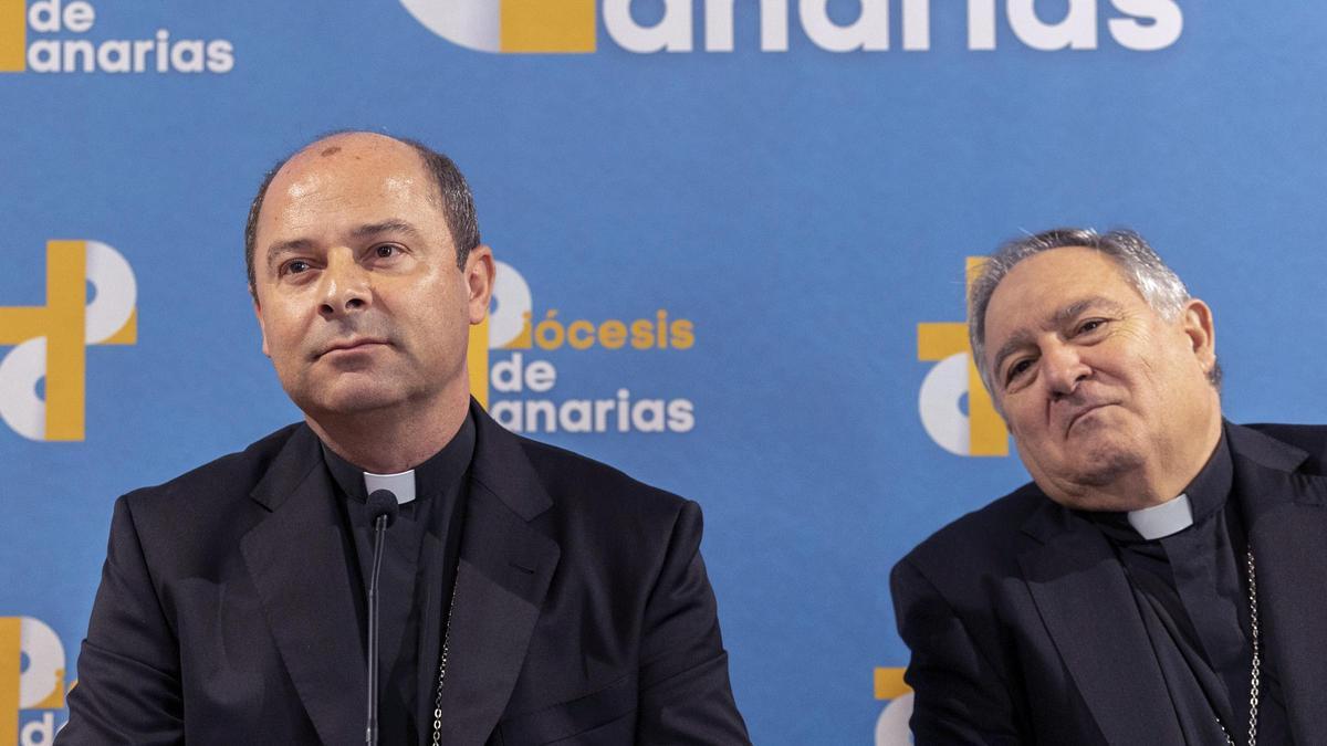 Eloy Alberto Santiago (i), junto al obispo de Canarias, José Mazuelos.