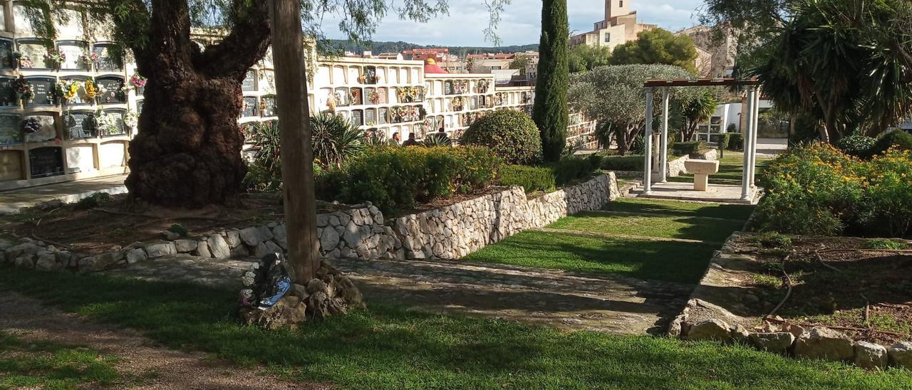 Este es el cementerio de la localidad barcelonesa de San Pere de Ribes, donde se localiza la fosa común con los restos de otros 18 militares.