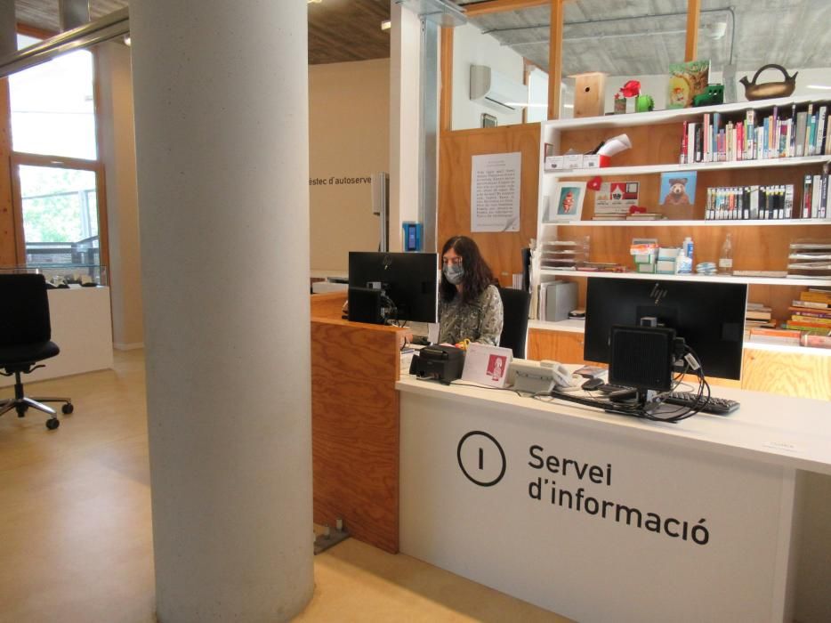 La biblioteca de Sant Fruitós, la primera bagenca en reprendre el servei