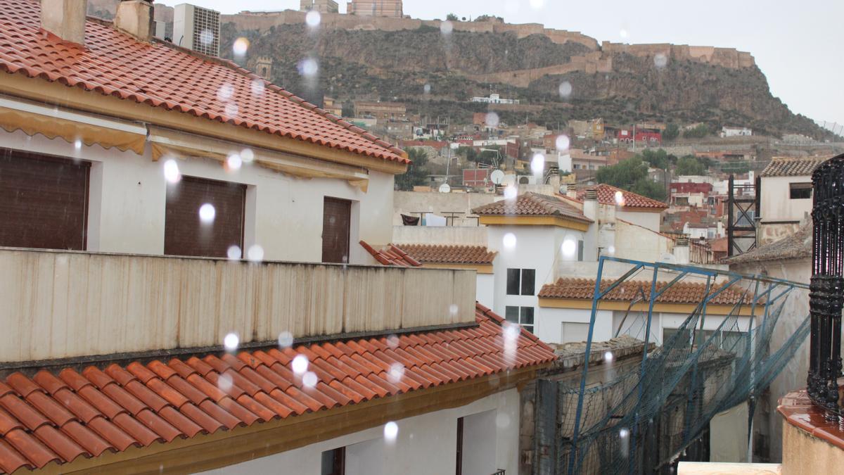 Lluvia y granizo sobre los tejados del casco antiguo de la Ciudad.