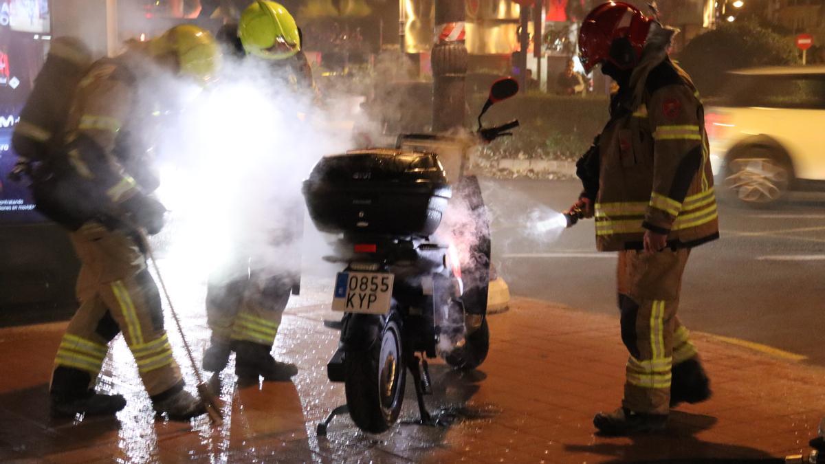 Los bomberos terminan de sofocar la moto